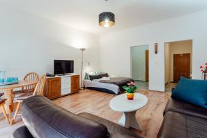 a living room with a couch and a table at Apartmán Svätá Trojica in Banská Štiavnica