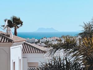 Meerblick vom Dach eines Gebäudes in der Unterkunft Ocean View Apartment Resina Golf Marbella/Estepona in Estepona
