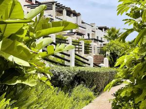 Ein Garten an der Unterkunft Ocean View Apartment Resina Golf Marbella/Estepona