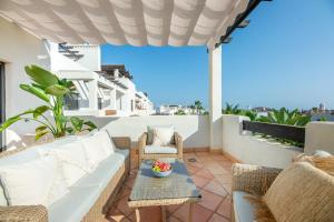 Ein Balkon oder eine Terrasse in der Unterkunft Ocean View Apartment Resina Golf Marbella/Estepona