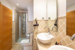 ein Badezimmer mit Waschbecken und Toilette in der Unterkunft Ocean View Apartment Resina Golf Marbella/Estepona in Estepona
