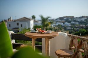 Ein Balkon oder eine Terrasse in der Unterkunft Ocean View Apartment Resina Golf Marbella/Estepona