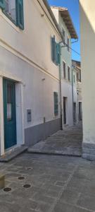 um edifício com uma porta verde ao lado dele em APARTMA GALEB em Piran