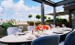 Uma área de estar em NYX Hotel Dublin Christchurch