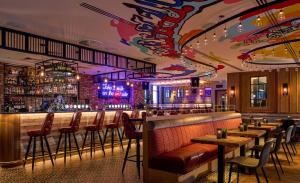 Um restaurante ou outro lugar para comer em NYX Hotel Dublin Christchurch