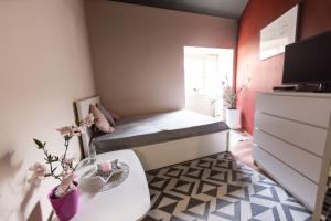 Dormitorio pequeño con cama y mesa en Rooms Viktorin, en Ptuj