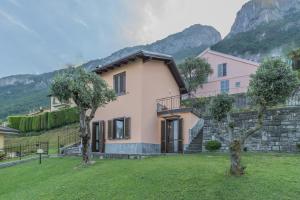 una casa en una colina con un patio de hierba en Varenna La Bomboniera, en Varenna