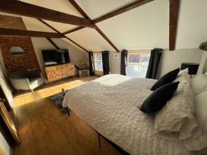 una camera con letto e TV di 4 Bedroom townhouse on one of the oldest streets a Wymondham