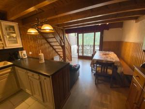 Kuchyňa alebo kuchynka v ubytovaní Châtel joli appartement 6 personnes