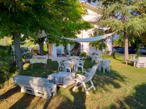 un grupo de mesas y sillas en un patio en Belvedere Baiocco, en Pianella