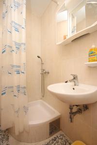 y baño con lavabo, ducha y aseo. en Apartments by the sea Drvenik Donja vala, Makarska - 6675, en Drvenik