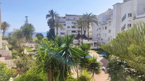 vista su un edificio con palme e edifici di Estrelicia III a Marbella