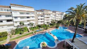 vista sulla piscina di un resort di Estrelicia III a Marbella