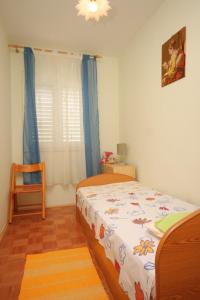 1 dormitorio con 1 cama y 1 silla en Apartments with a parking space Kraj, Pasman - 8288 en Kraj