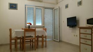 TV a/nebo společenská místnost v ubytování Apartments by the sea Kukljica, Ugljan - 8252