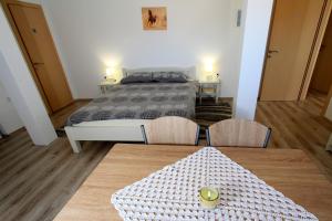Fotografie z fotogalerie ubytování Apartments with a parking space Covici, Velebit - 14302 v destinaci Otočac