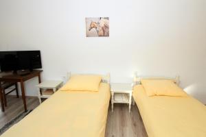 Fotografie z fotogalerie ubytování Apartments with a parking space Covici, Velebit - 14302 v destinaci Otočac