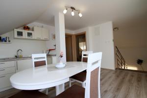 Fotografie z fotogalerie ubytování Apartments with a parking space Covici, Velebit - 14302 v destinaci Otočac