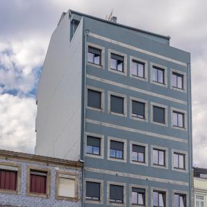 un grand bâtiment avec des fenêtres sur son côté dans l'établissement S. Lázaro Studio, à Porto