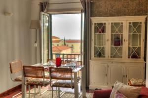 uma sala de jantar com uma mesa e cadeiras e uma janela em Old Town Apartment em Funchal