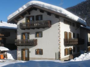 un edificio con balcones en la nieve en Livigno Chalets en Livigno