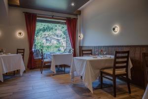 Un restaurante o sitio para comer en Hotel Hostal Estrella