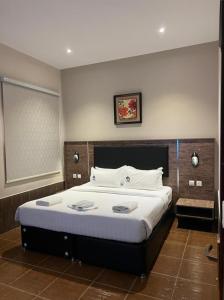 Hotel & Resort Golden Marina Yanbu tesisinde bir odada yatak veya yataklar