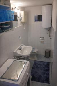een badkamer met een wastafel en een toilet bij Holiday house with a parking space Lokva Rogoznica, Omis - 18247 in Lokva Rogoznica