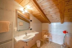 uma casa de banho com um lavatório e um espelho em Livigno Chalets em Livigno