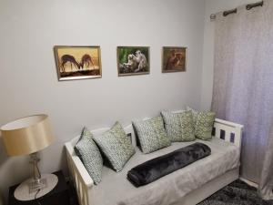 Χώρος καθιστικού στο Guinea Fowl Self Catering