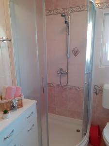 uma casa de banho com um chuveiro e um lavatório. em Apartments with a parking space Vodice - 13973 em Vodice