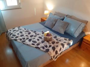 um quarto com uma cama com um cesto em Apartments with a parking space Vodice - 13973 em Vodice