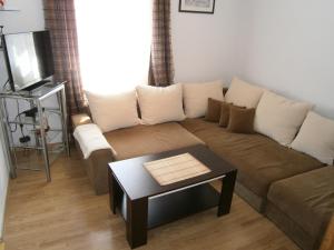 uma sala de estar com um sofá e uma mesa em Apartments with a parking space Vodice - 13973 em Vodice