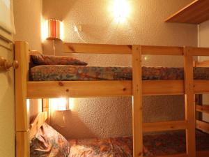 Poschodová posteľ alebo postele v izbe v ubytovaní Appartement Saint-Chaffrey , 2 pièces, 4 personnes - FR-1-330E-90