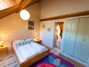 - une chambre avec un lit dans une pièce en bois dans l'établissement Appartement Saint-Chaffrey , 3 pièces, 6 personnes - FR-1-330E-106, à Saint-Chaffrey
