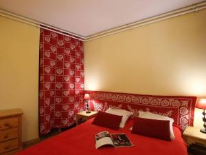 サン・シャフレにあるAppartement Saint-Chaffrey , 2 pièces, 6 personnes - FR-1-330E-104のベッドルーム1室(赤いベッド1台、本付)