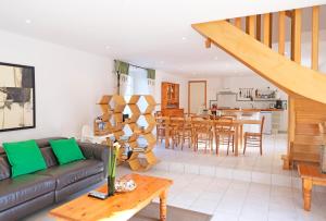 a living room with a couch and a table at Lescoat-le petit paradis in Plestin-les-Grèves