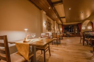 Un comedor con mesa y sillas en Hotel Hostal Estrella, en Rupit