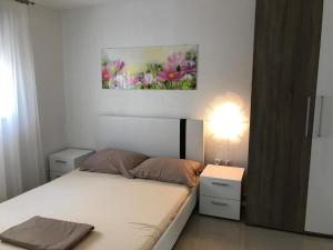 Postel nebo postele na pokoji v ubytování Apartments with a parking space Grbe, Zadar - 14057
