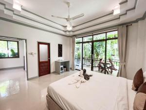 Postel nebo postele na pokoji v ubytování TropiCoco Beach Resort Koh Phangan