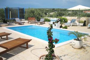 สระว่ายน้ำที่อยู่ใกล้ ๆ หรือใน Family friendly apartments with a swimming pool Dvornica, Rogoznica - 11470
