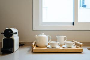 Zestaw do parzenia kawy i herbaty w obiekcie Guadalquivir Terrace Suite Apartments