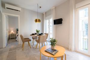 salon ze stołem i jadalnią w obiekcie Guadalquivir Terrace Suite Apartments w Sewilli +37 zdjęć