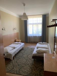 Pokój z 2 łóżkami i oknem w obiekcie Guesthouse Jakob Lenz w Rydze