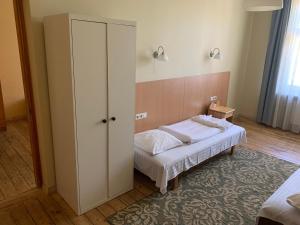 um quarto com uma cama e um closet em Guesthouse Jakob Lenz em Riga