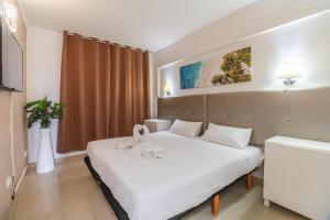 Una habitación de hotel con una cama con una toalla. en Charming seaside and terasse in Playa paraiso, en Adeje