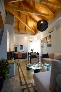 een woonkamer met een bank en een tafel bij Seafalios Villa in Chania