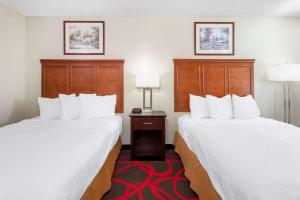 pokój hotelowy z 2 łóżkami i 2 lampami w obiekcie Travelodge by Wyndham Richmond IN w mieście Richmond