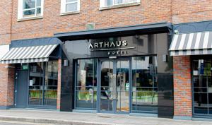 una tienda frente a un edificio de ladrillo con puertas de cristal en Arthaus Hotel en Dublín