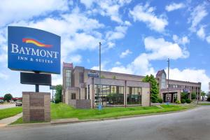 スプリングフィールドにあるBaymont by Wyndham Springfield South Hwy 65の建物前の看板図書館